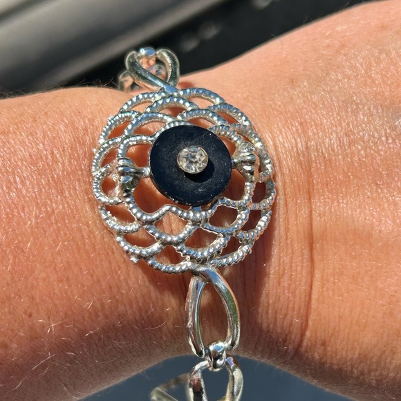 4/$100 Elegant Silver and Black Bracelet 5th avenue 6.5 inches 🙋♀️ - Picture 1 of 7